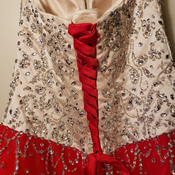 Strapless cream and red sequins gown - Picture 5 of 7